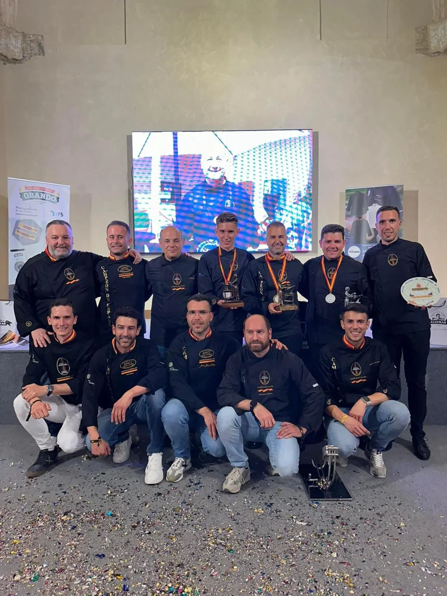 Moisés Monroy junto a los campeones del Campeonato de España de Cortadores de Jamón