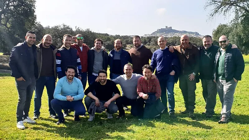 Moisés Monroy con compañeros cortadores de jamón