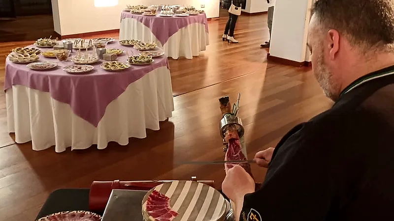 Corte de jamón durante un cóctel
