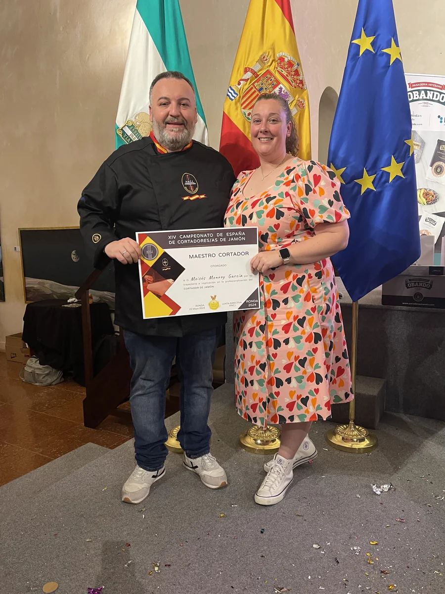 Moisés Monroy García con su título de Maestro Cortador de Jamón, Ronda 2024