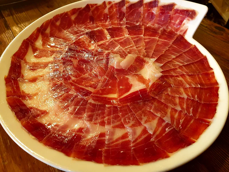 Plato de jamón ibérico cortado a cuchillo