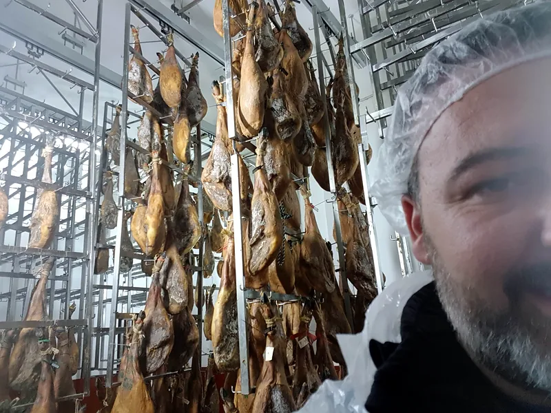 Moisés Monroy en un secadero de jamones ibéricos
