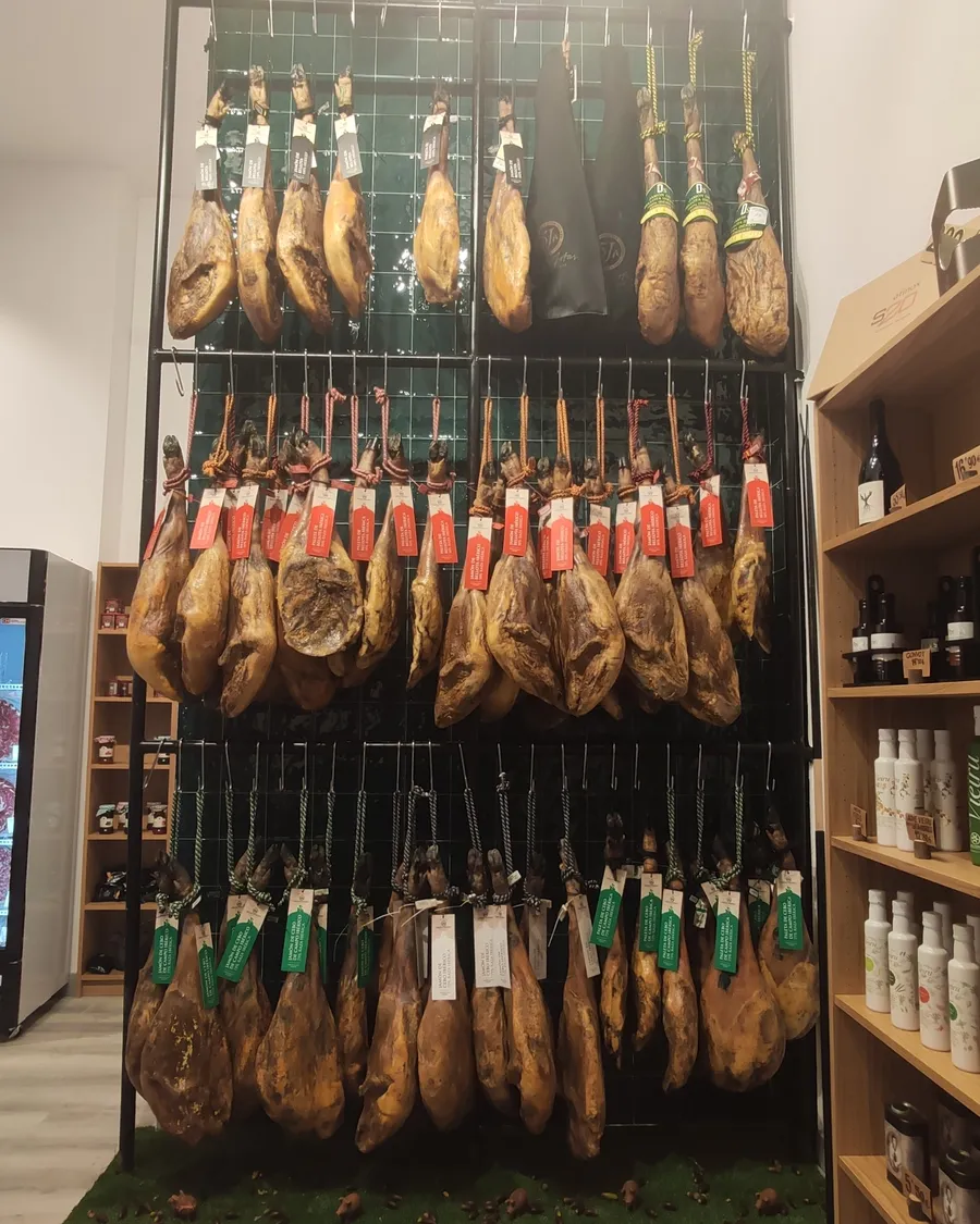 Expositor de jamones, aceites y vinos en la tienda de Badajoz