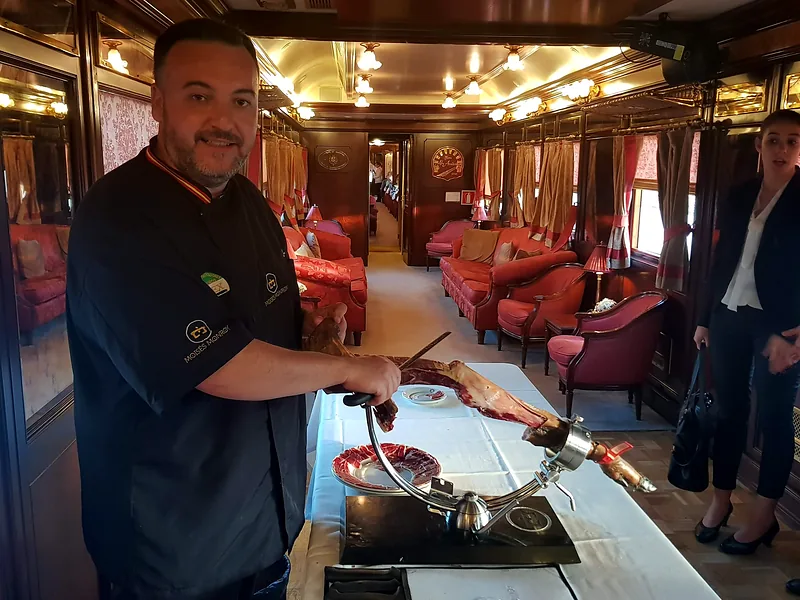 Moisés Monroy cortando jamón en el tren Al Ándalus